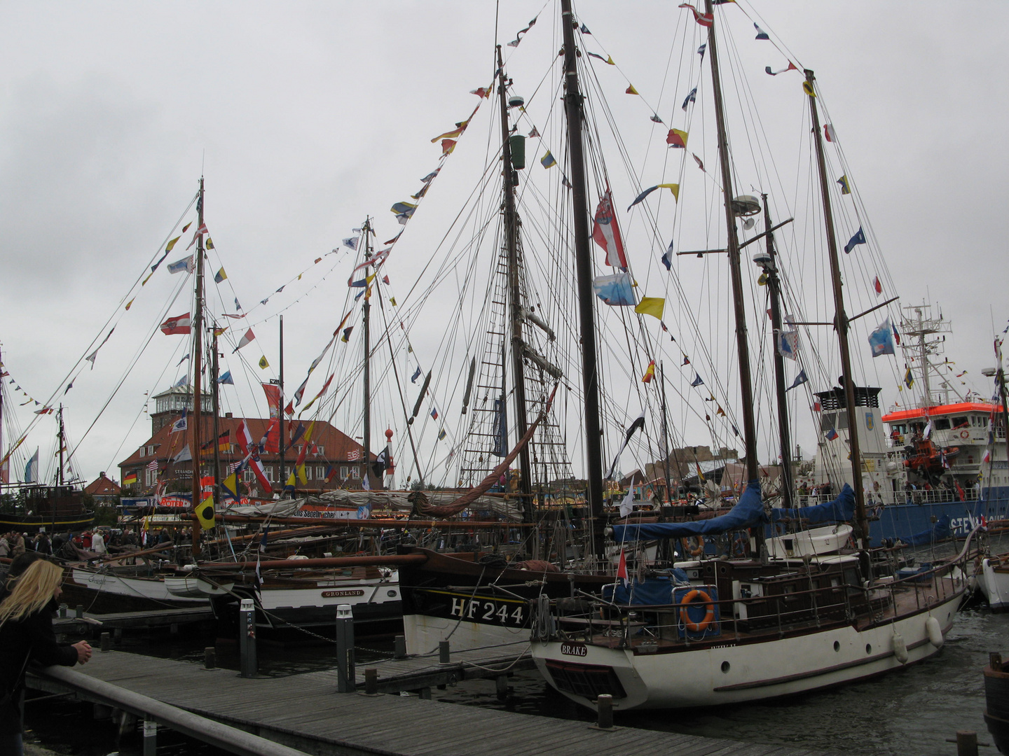 Bunte Wimpel vor der Strandhalle, Bremerhaven zur 'Lütten Sail'