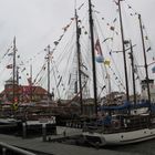 Bunte Wimpel vor der Strandhalle, Bremerhaven zur 'Lütten Sail'