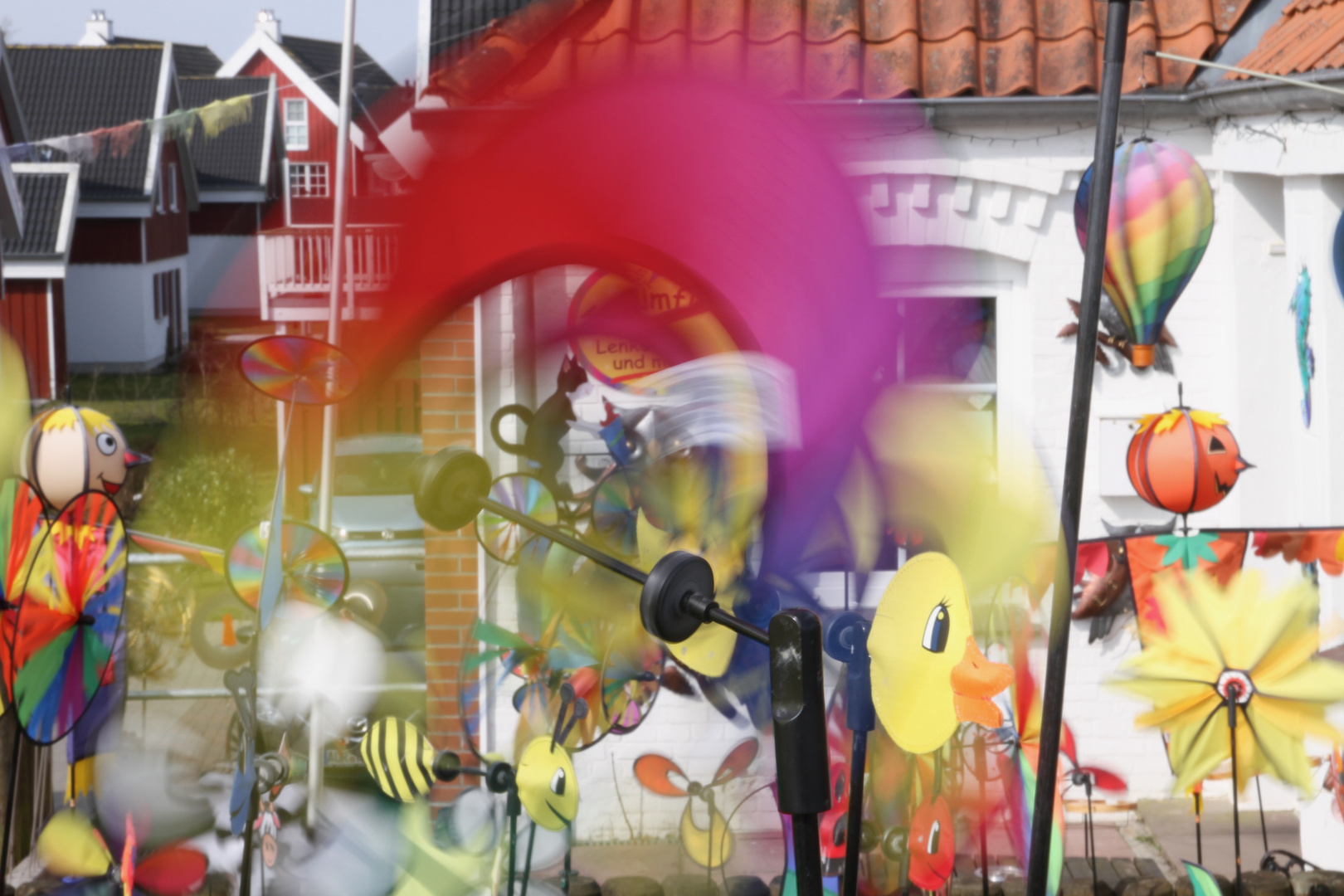 Bunte Windräder in Greetsiel