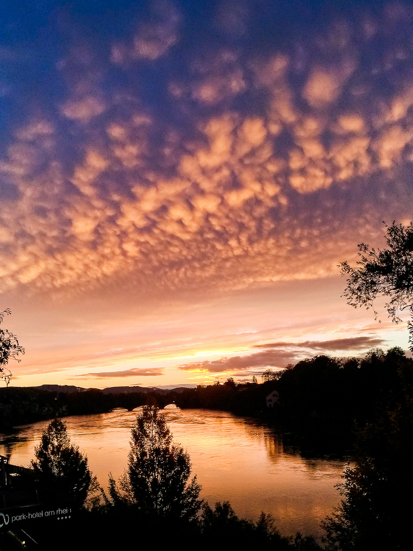 bunte Wolken über dem Rhein