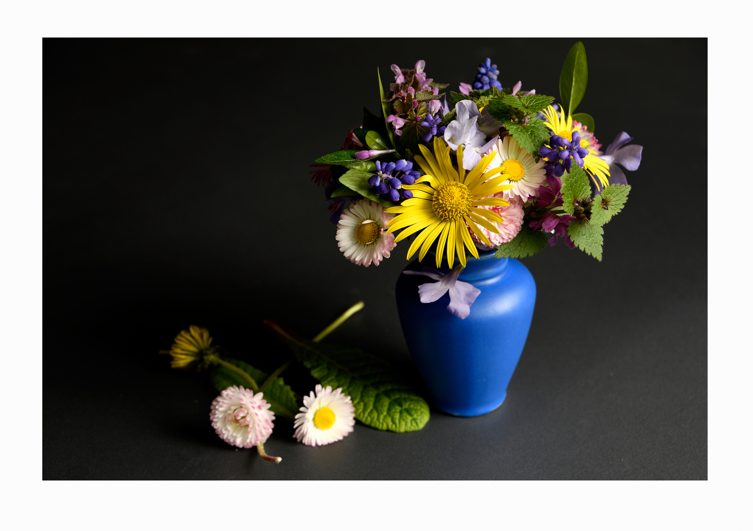 Bunter Blumenstrauß in blauer Vase