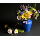 Bunter Blumenstrauß in blauer Vase