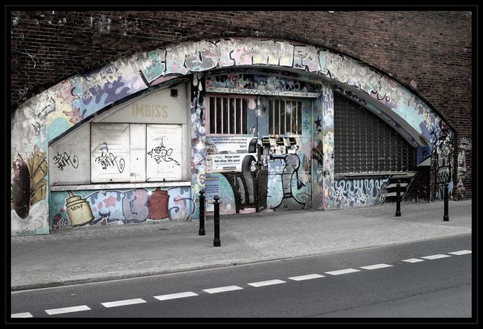 Bunter Bogen (S-Bahnbogen in Berlin Tiergarten) von Thomas W. Linke