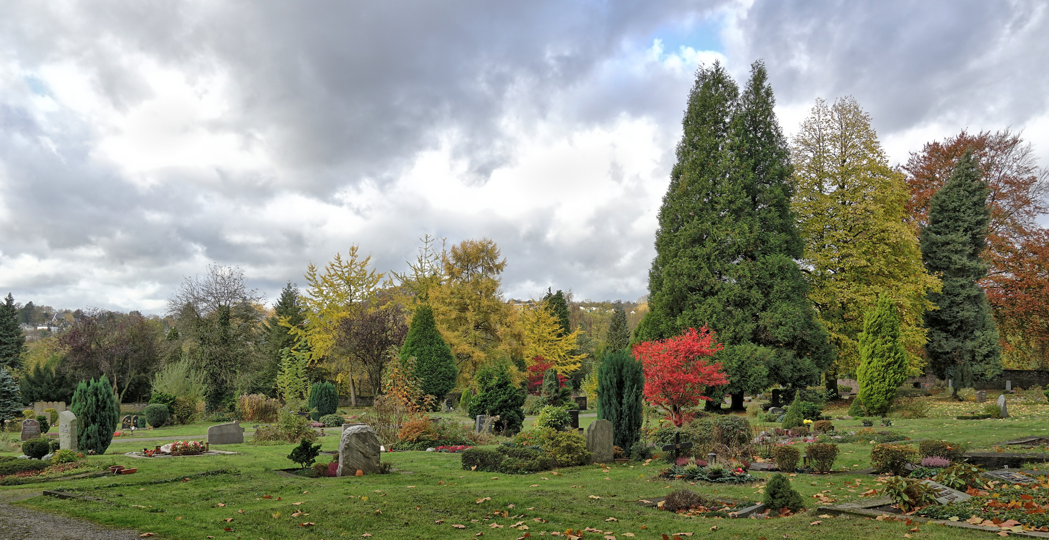 Bunter Herbst auf dem Friedhof