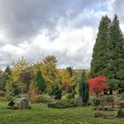 Bunter Herbst auf dem Friedhof