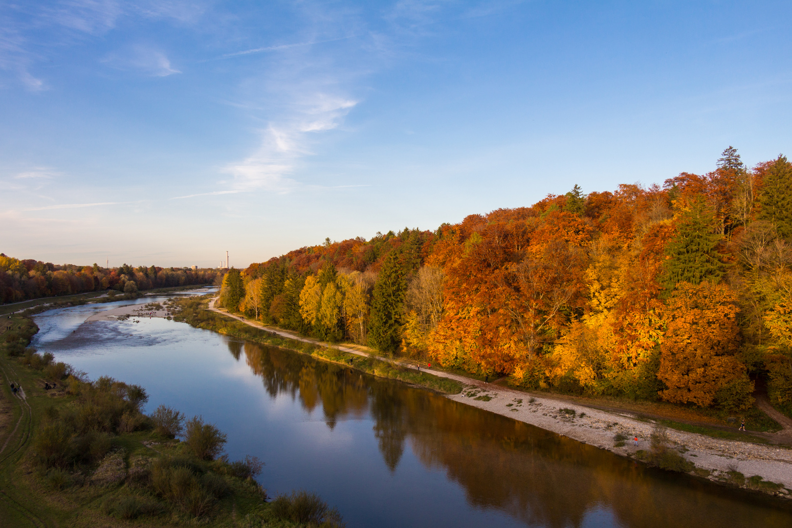 Bunter Herbstwald an der Isar bei München