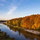 Bunter Herbstwald an der Isar bei München