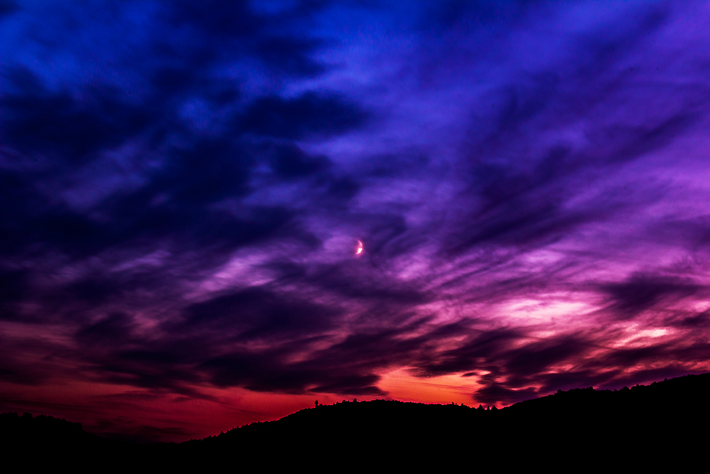 Bunter Himmel mit Mond