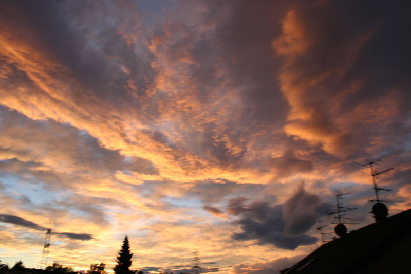 Bunter Himmel über Hürth