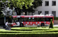 Bunter Linienbus in Maastricht