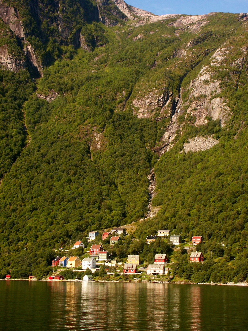 Bunter Ort am Fjord