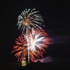 Bunter Reigen im Nachthimmel (Feuerwerk)