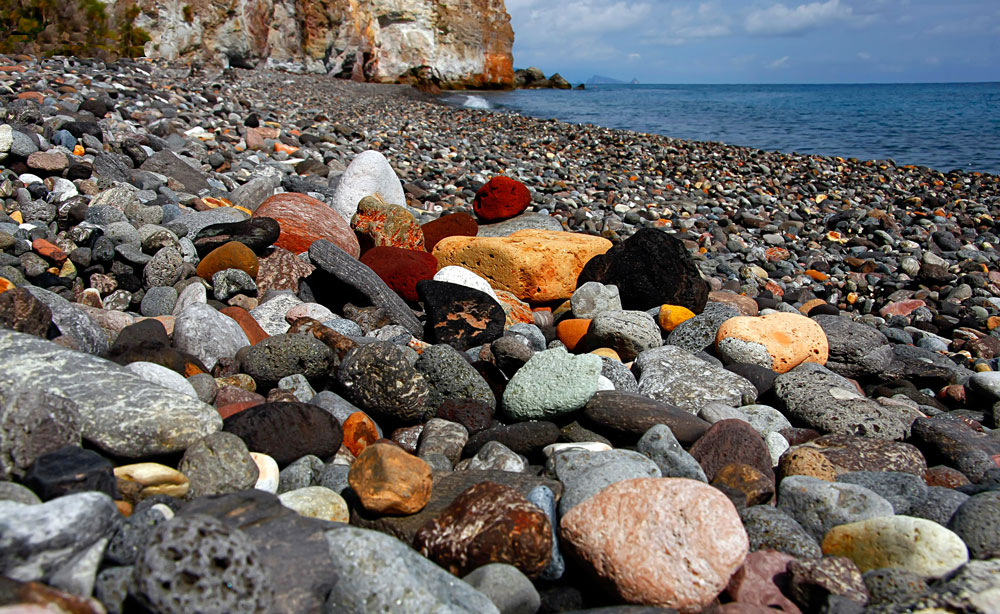 Bunter Strand auf Lipari.