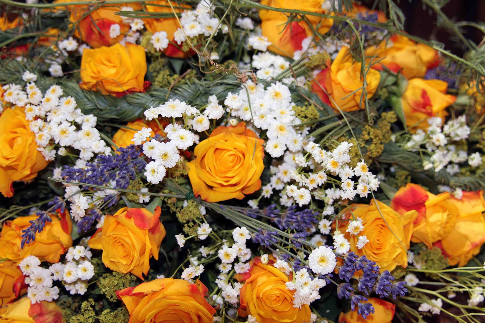 Bunter Strauß mit Rosen