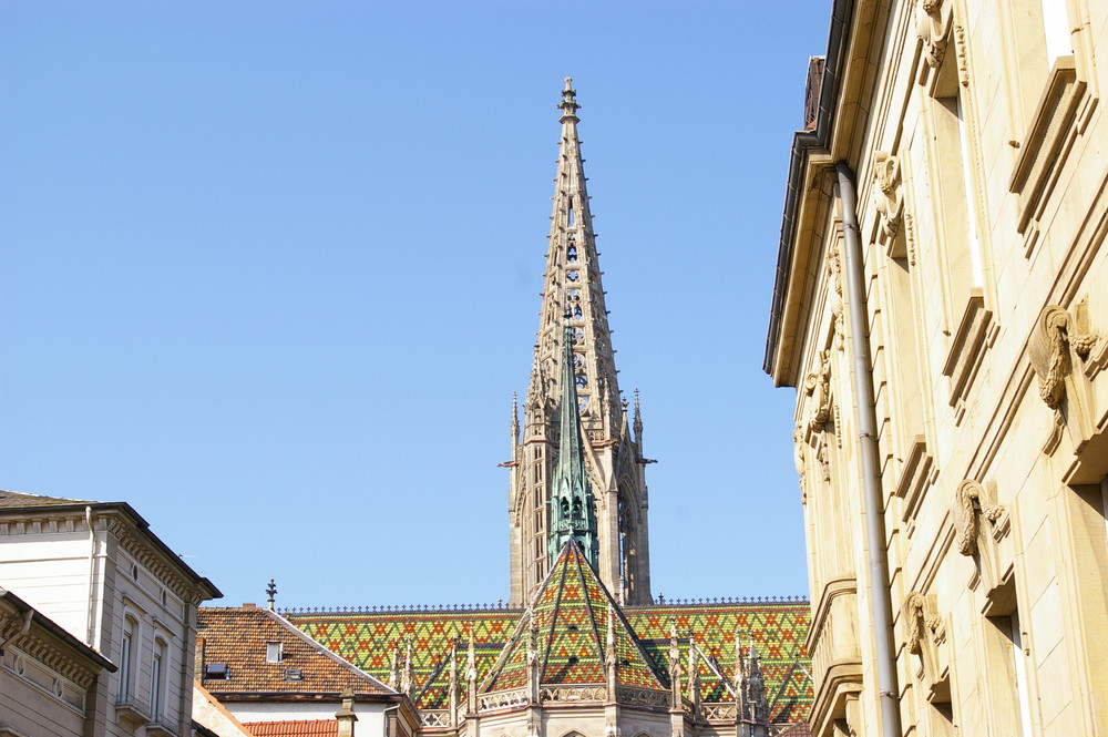 Buntes Dach der Gedächskirche in Speyer