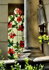 Buntes Fenster am Balkon