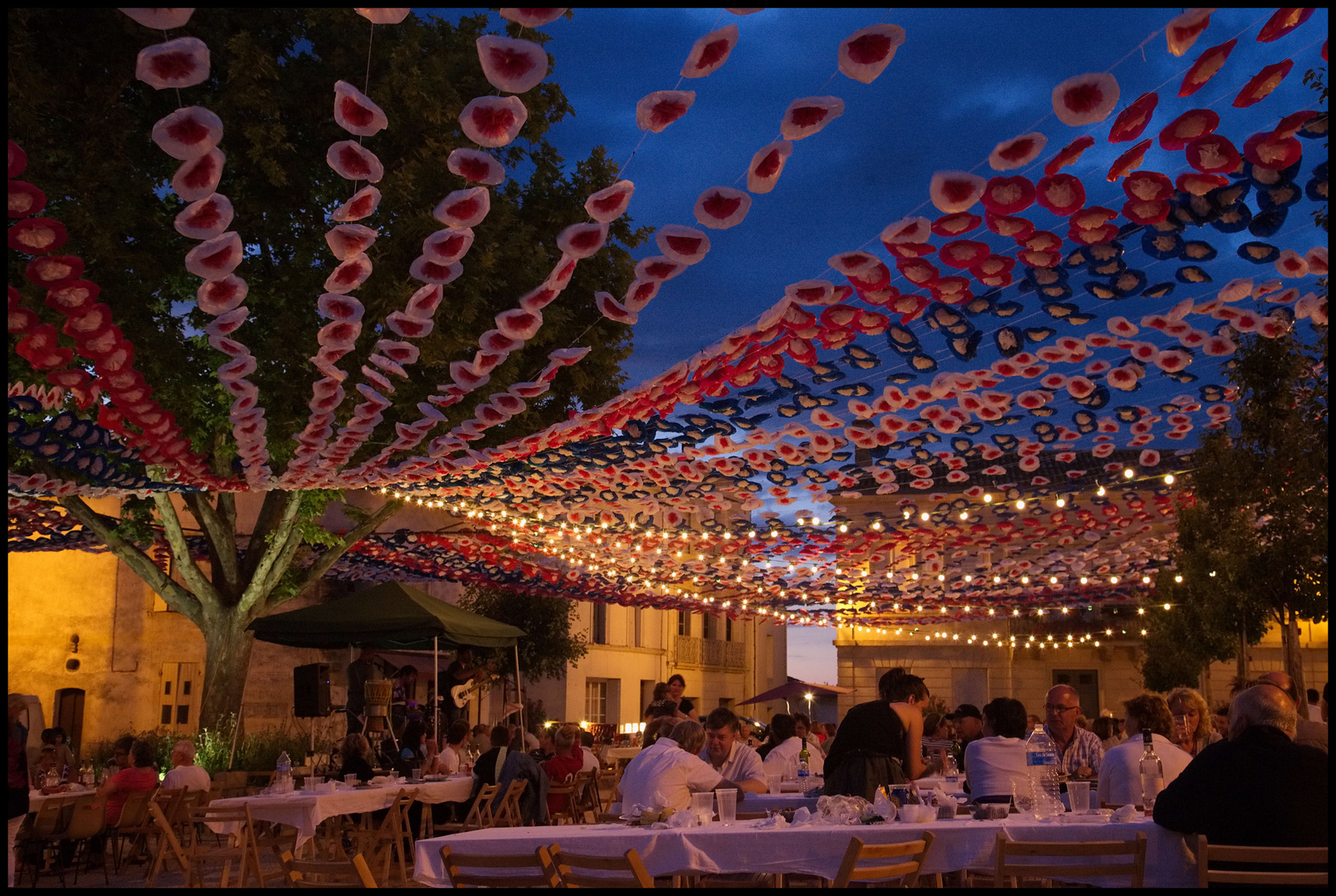 Buntes Fest am Dorf-Hauptplatz