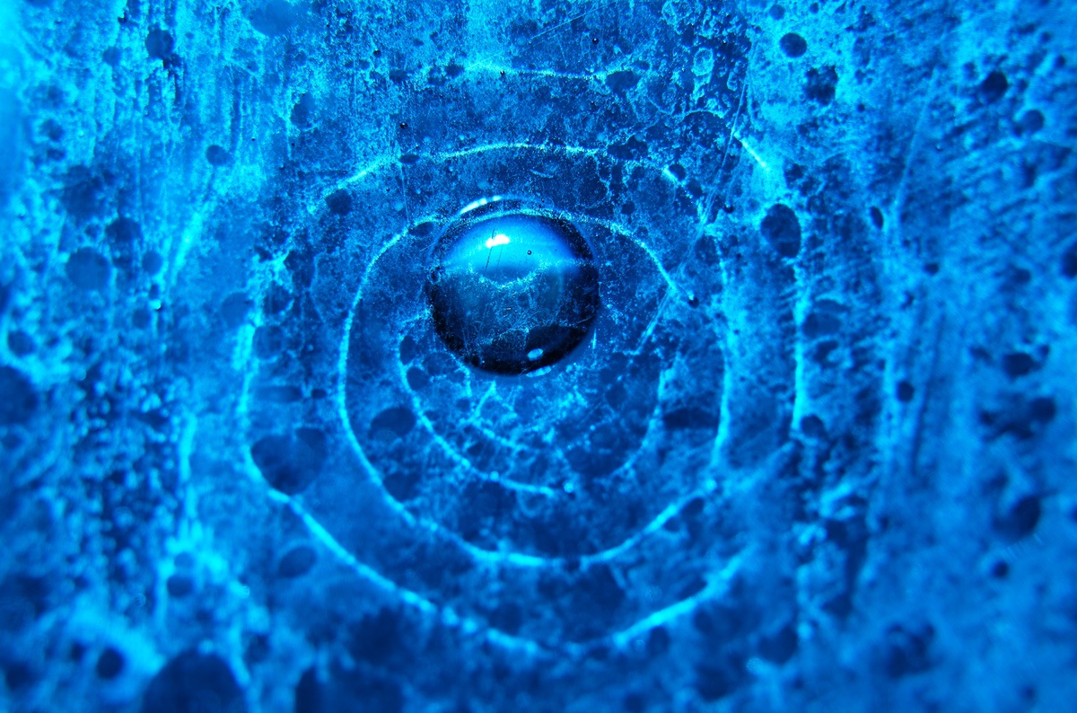 buntes Glas - Blaue Scherbe (Makro)