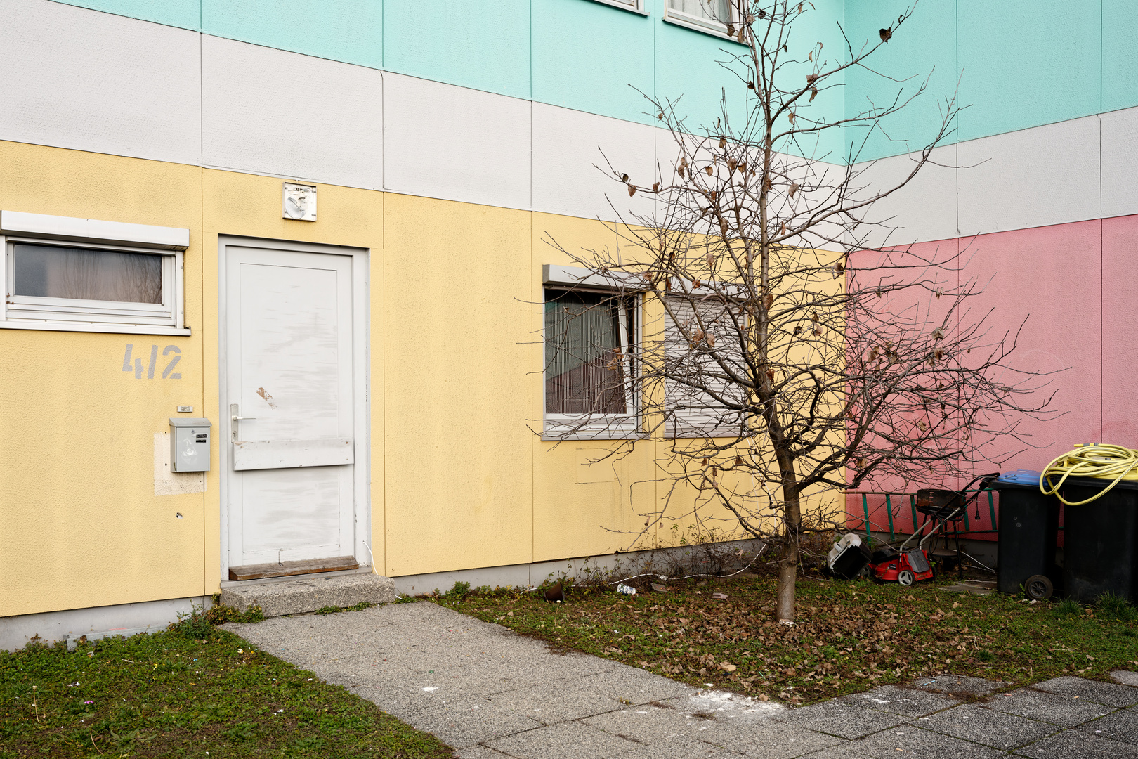 Buntes Haus mit Vorgarten