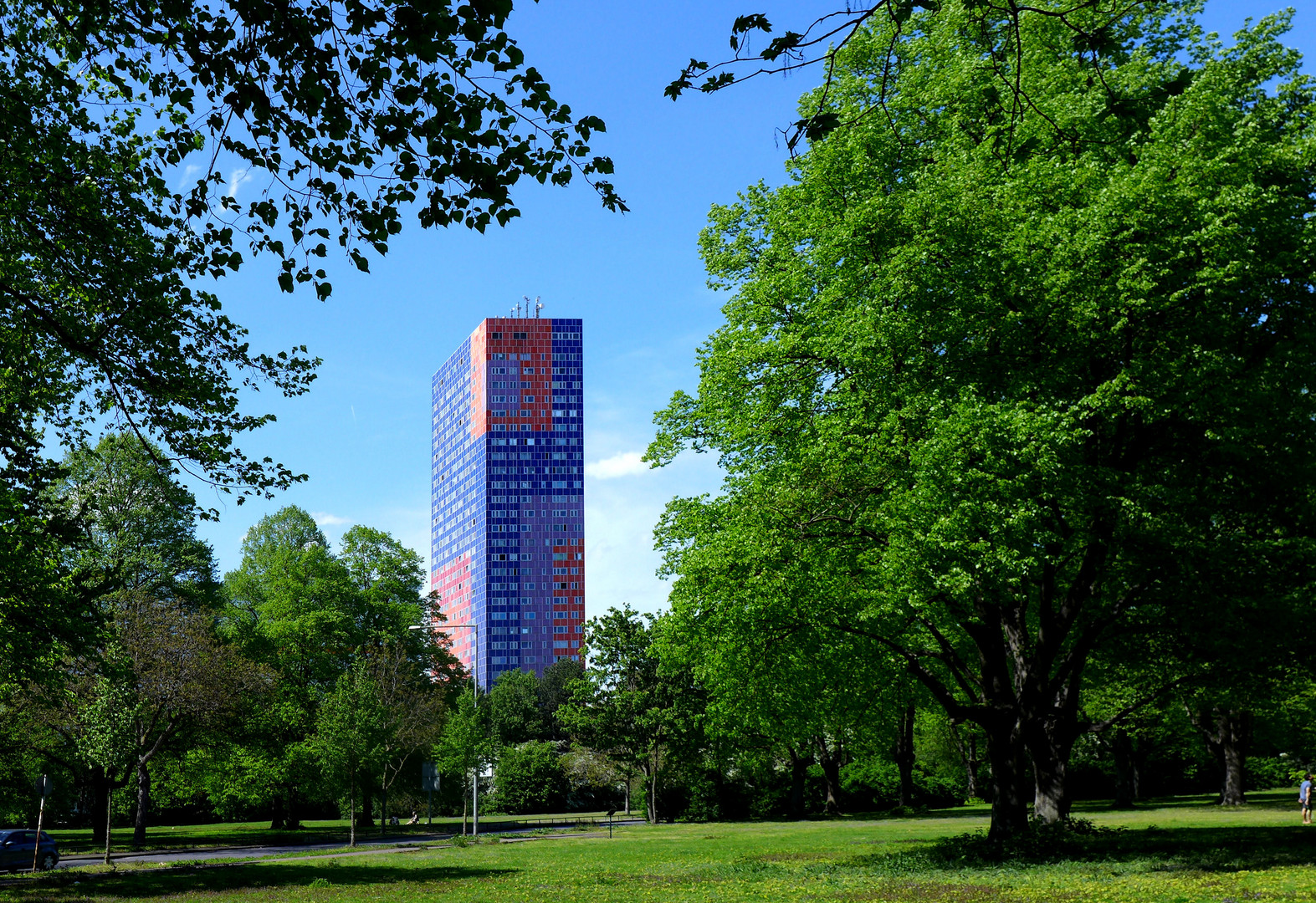 Buntes Hochhaus im Grünen