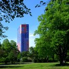 Buntes Hochhaus im Grünen