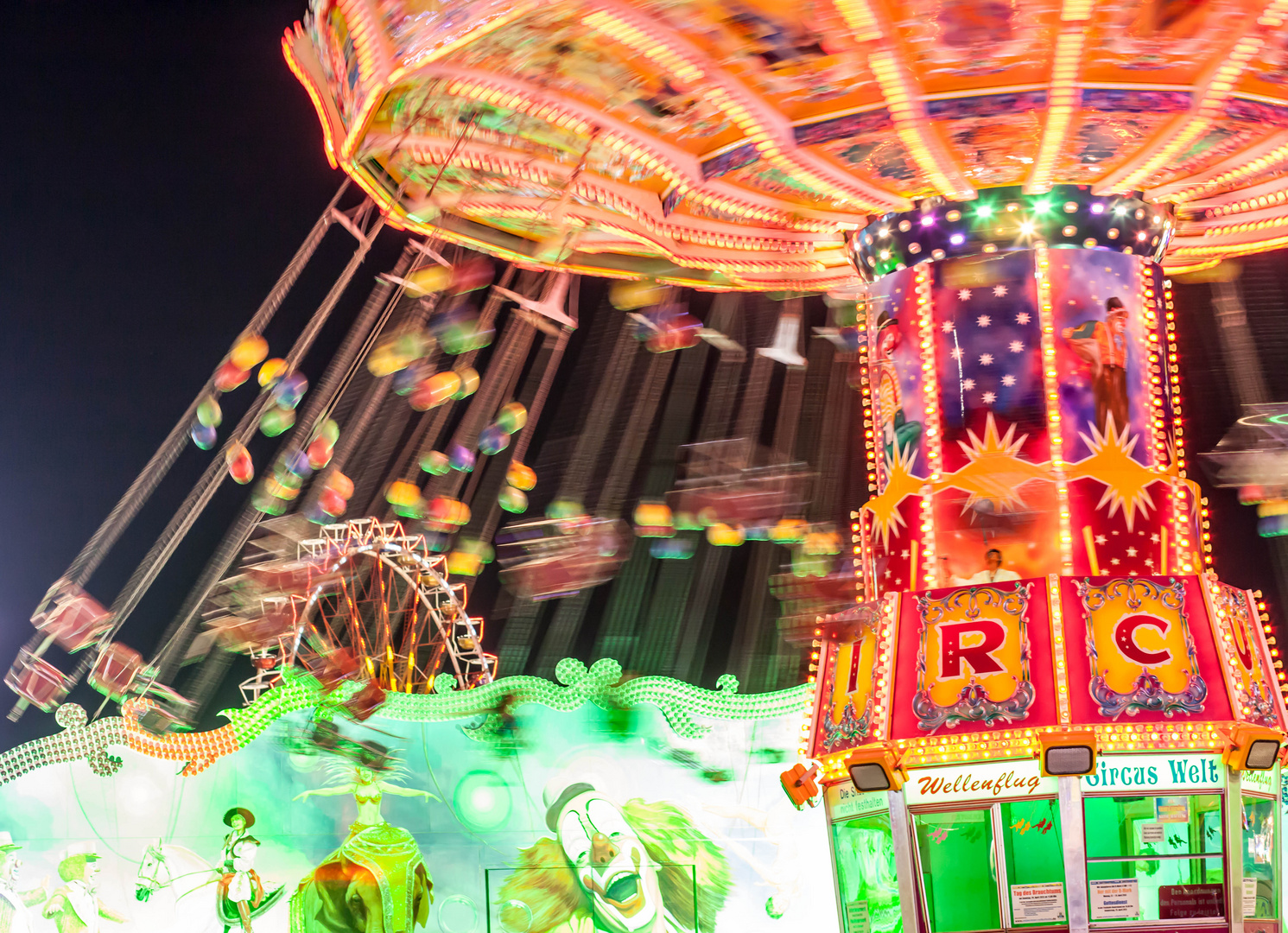 Buntes Karussell in der Nacht