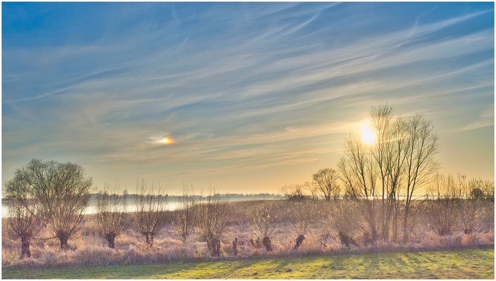 Buntes Loch in den Wolken