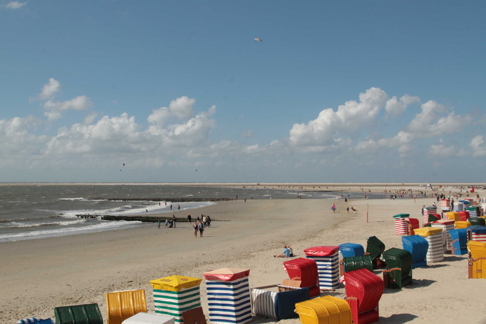 Buntes Strandtreiben