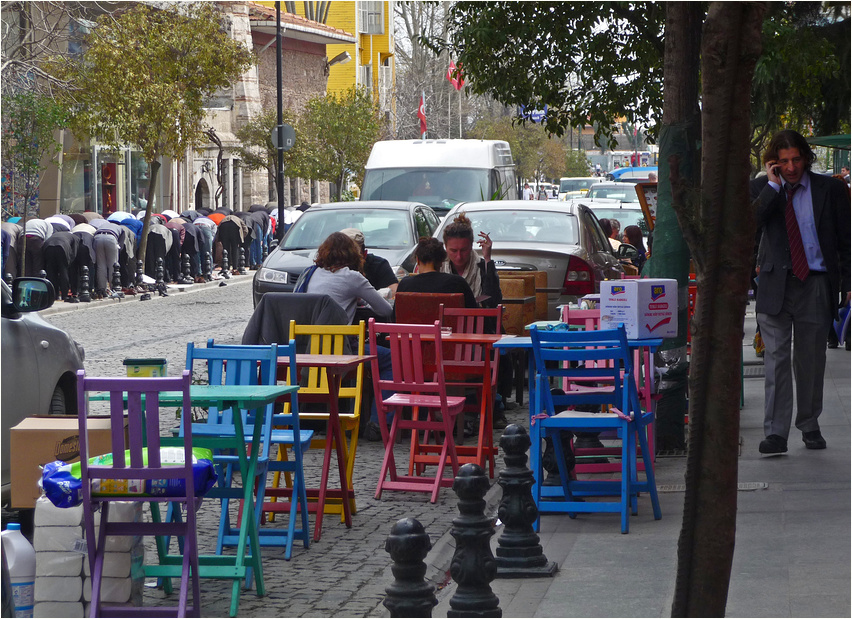 Buntes Straßenleben in Istanbul