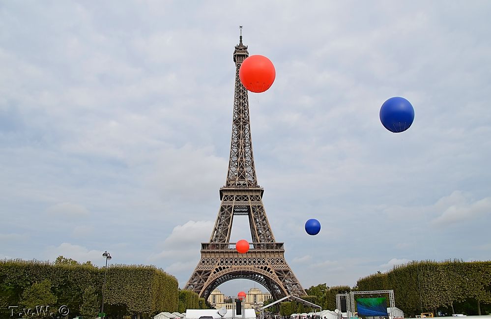 Buntes Treiben am Eifelturm