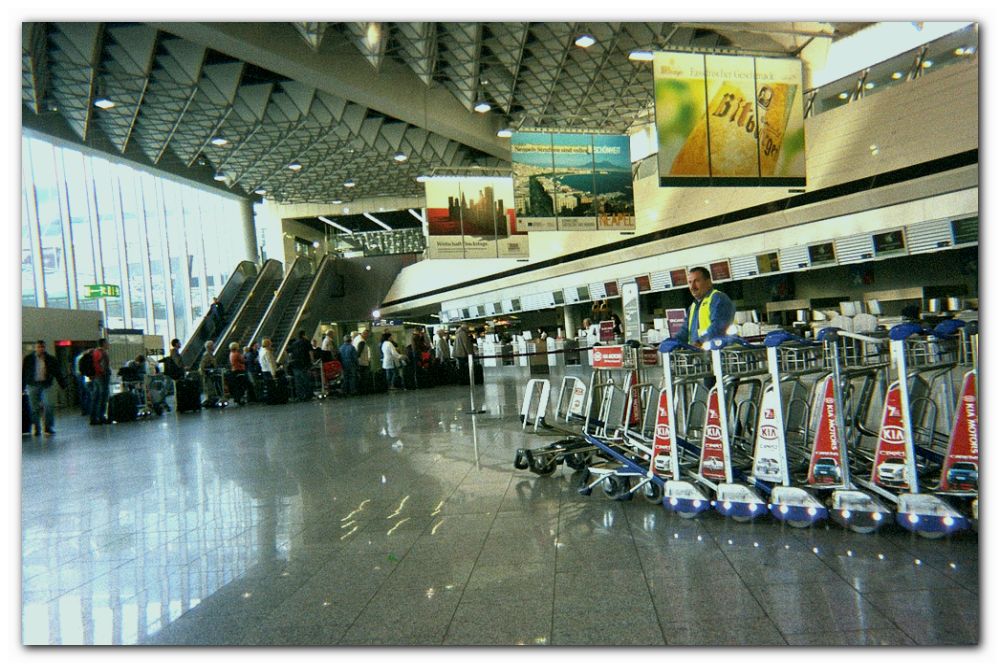 Buntes Treiben am Frankfurter Flughafen