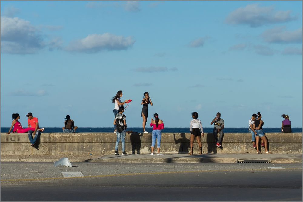 Buntes Treiben am Malecon