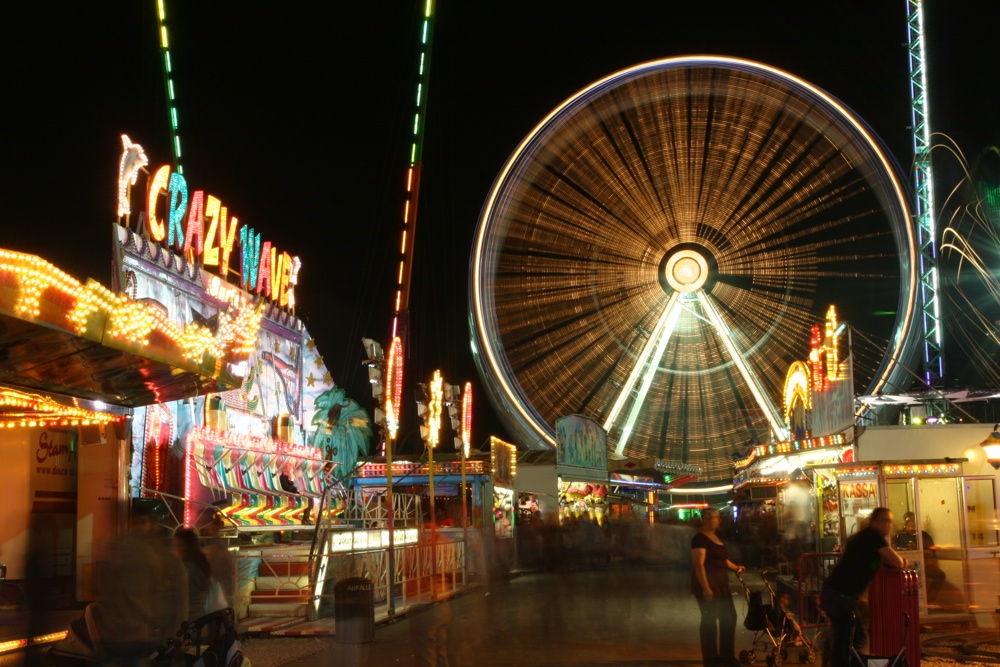 Buntes Treiben am Rummel