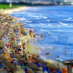 Buntes Treiben am Strand