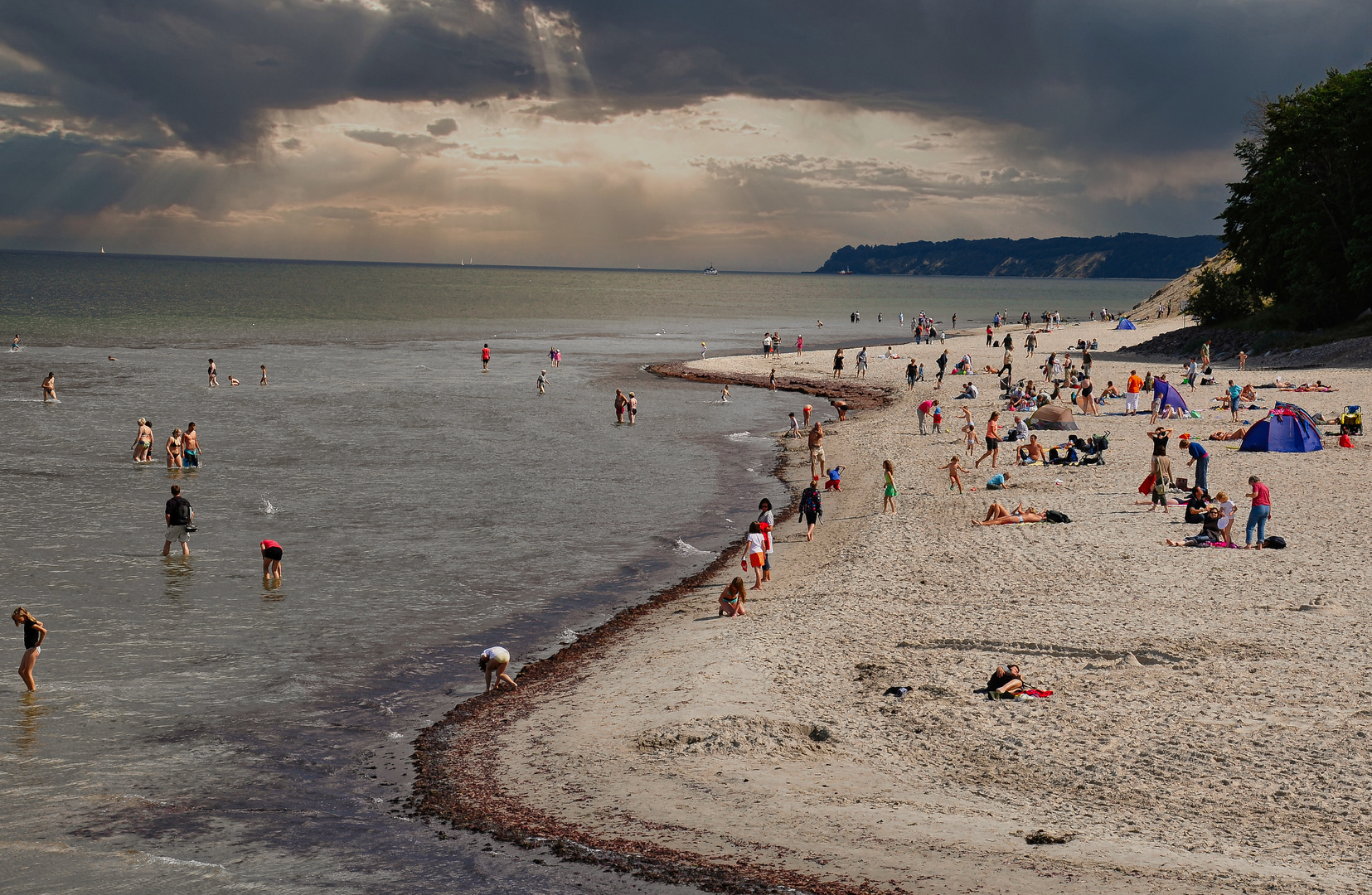 buntes Treiben am Strand