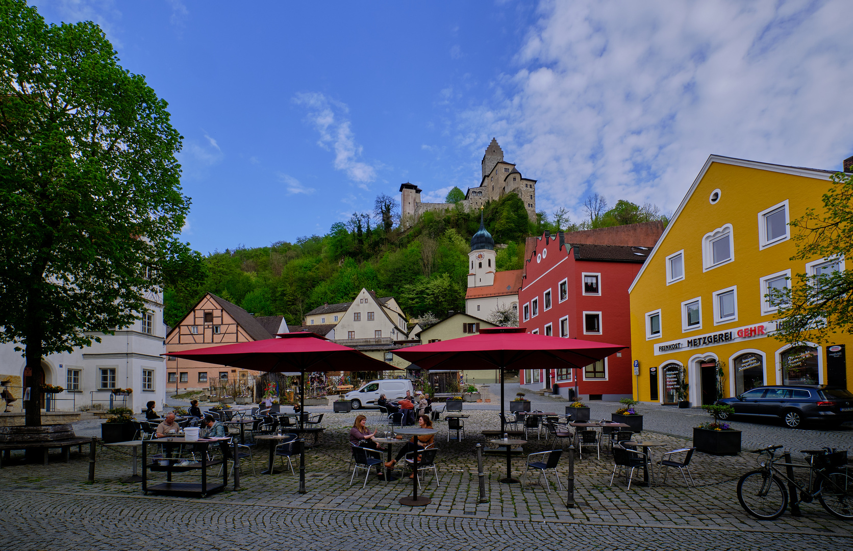 Buntes Treiben auf dem Marktplatz