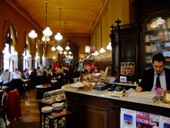 buntes Treiben im Kaffeehaus