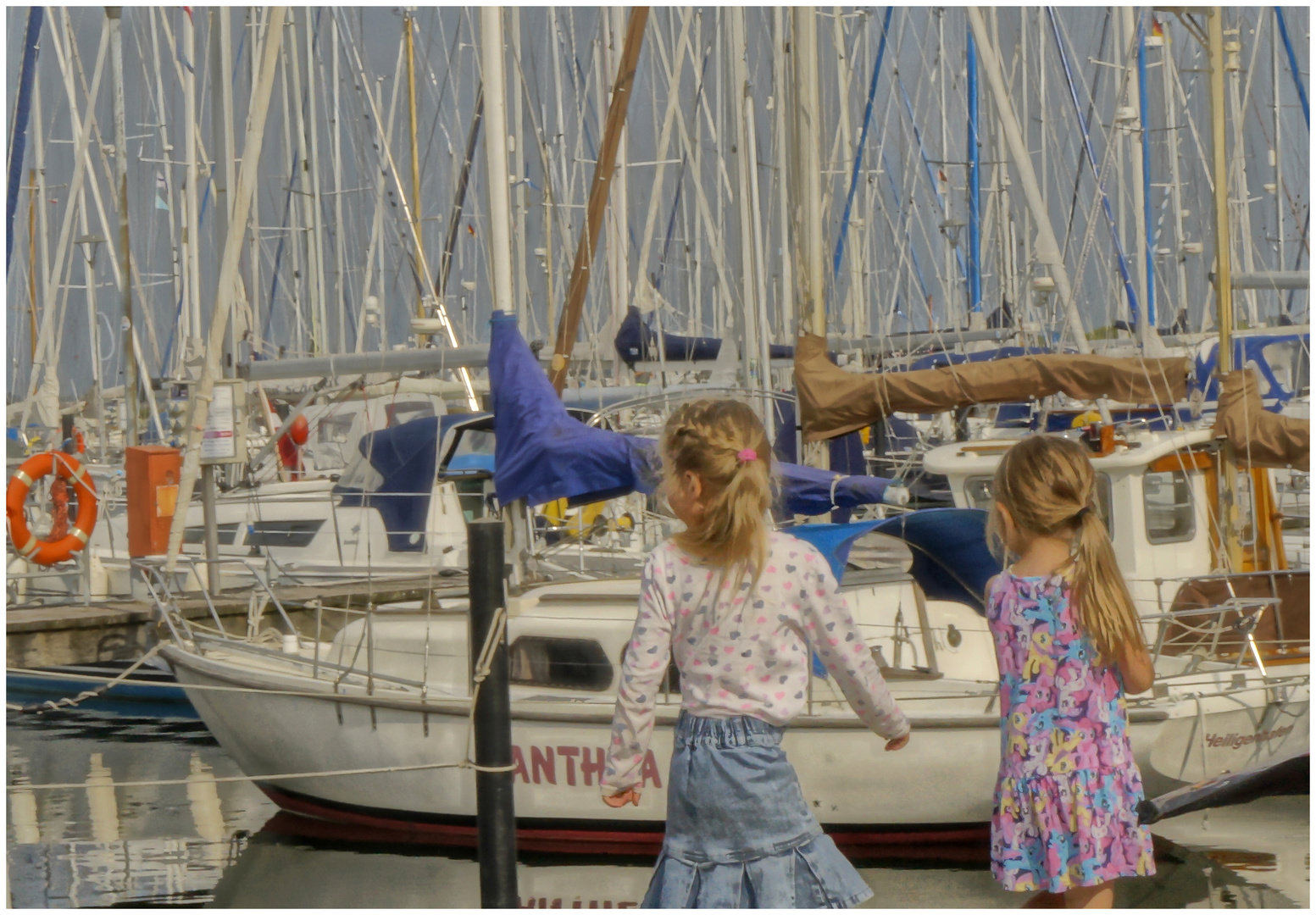 ...buntes Treiben im Segelhafen....