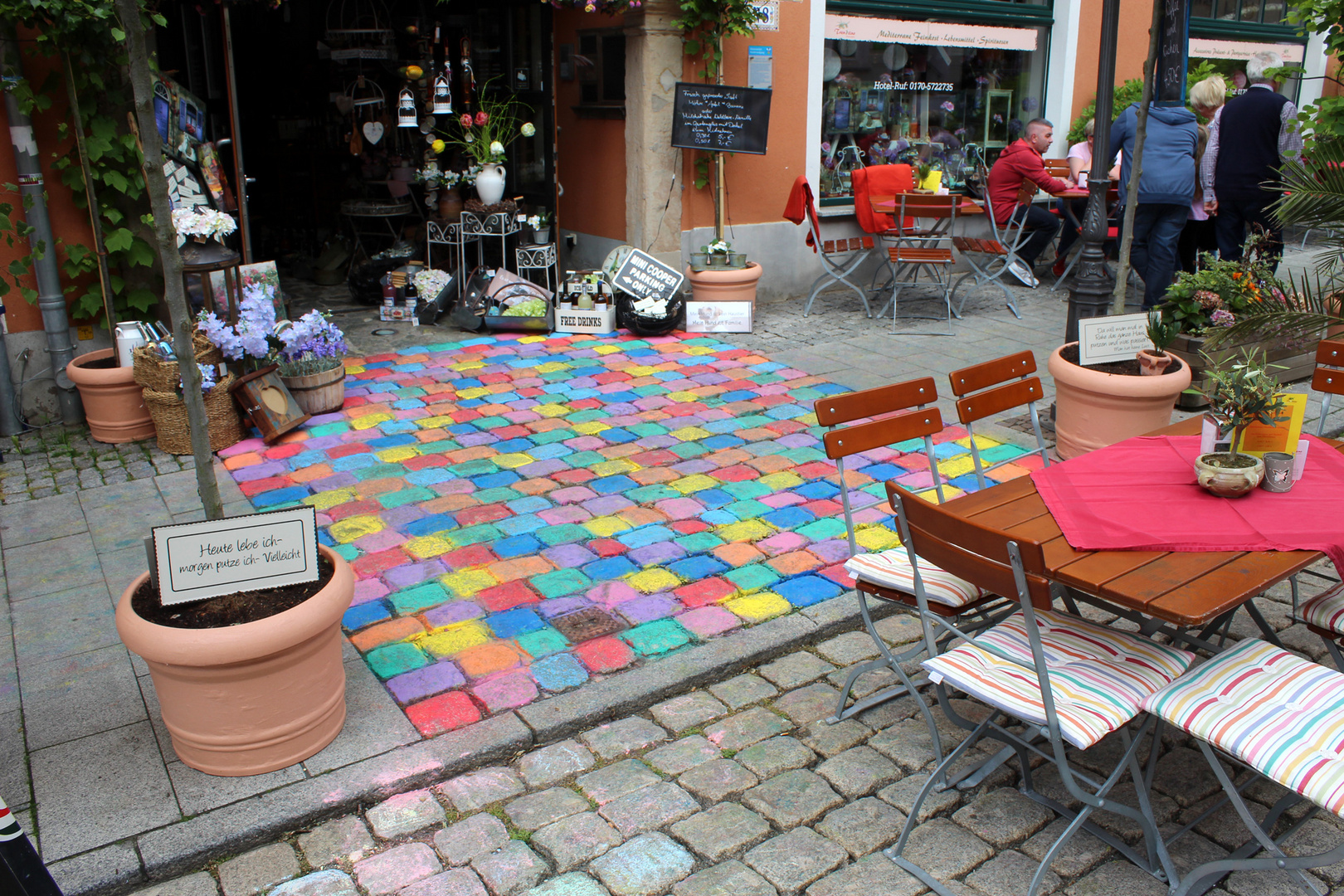 buntes Treiben im Straßencafe