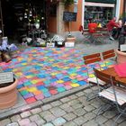 buntes Treiben im Straßencafe