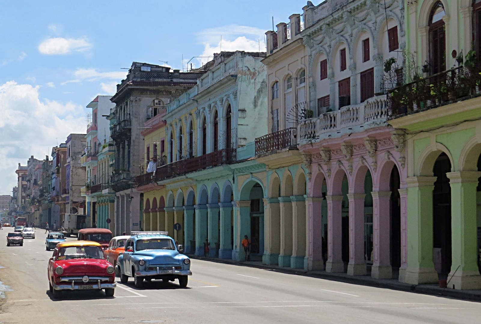 Buntes Treiben in den Straßen von Cuba