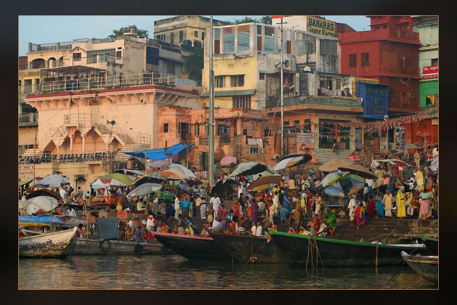 Buntes Treiben in Varanasi