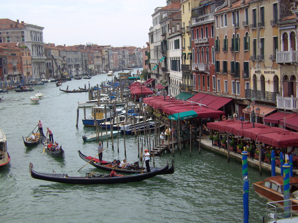 Buntes Treiben in Venezia