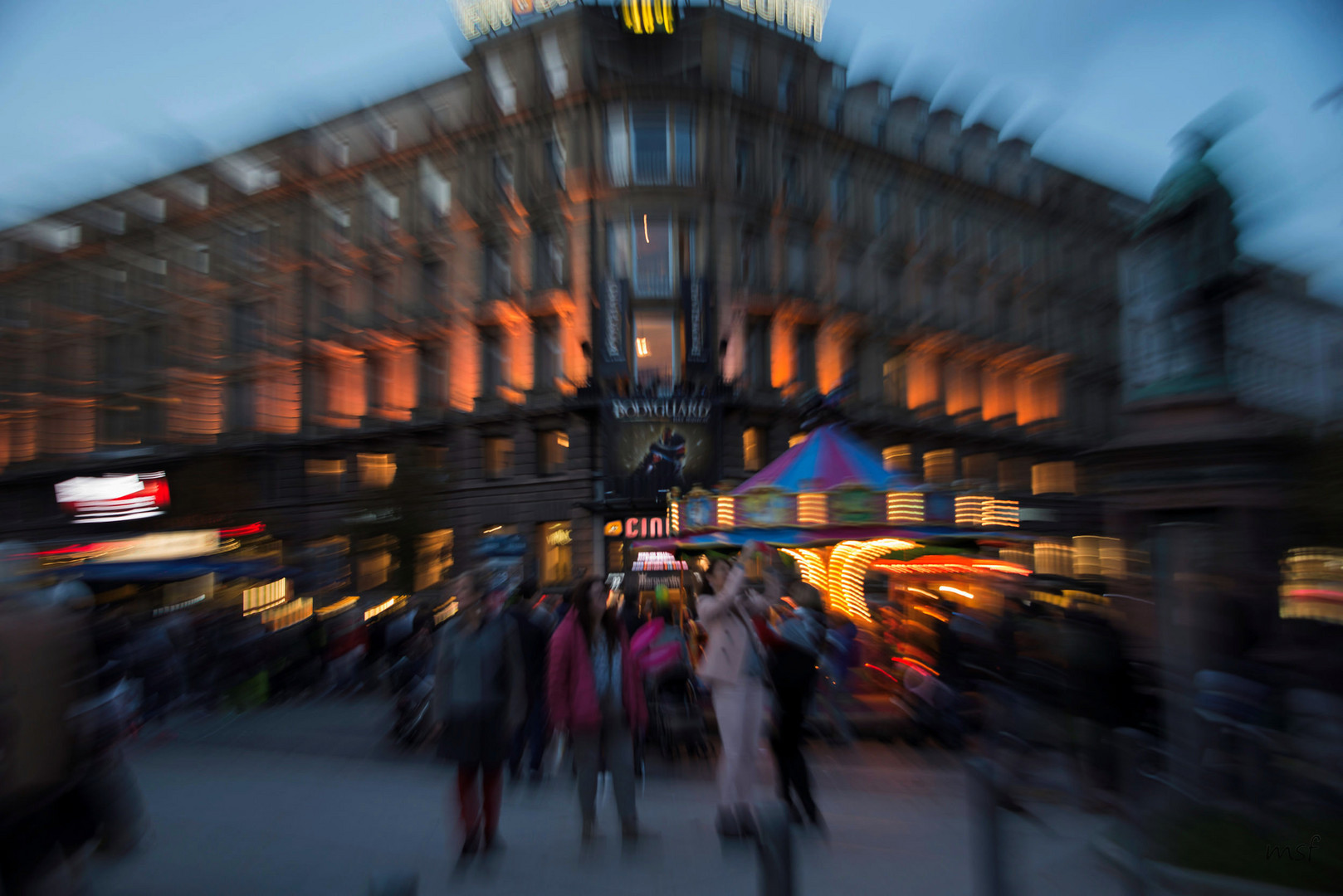 Buntes Treiben vor dem Königsbau 