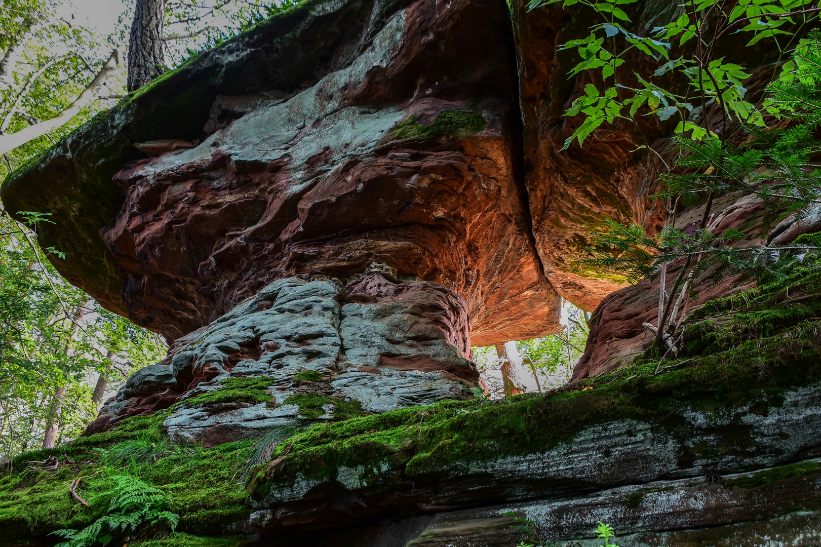 Buntsandstein Felsen mt Durchblick