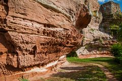 Buntsandsteinfels vor Burg Altdahn Grafendahn Tanstein