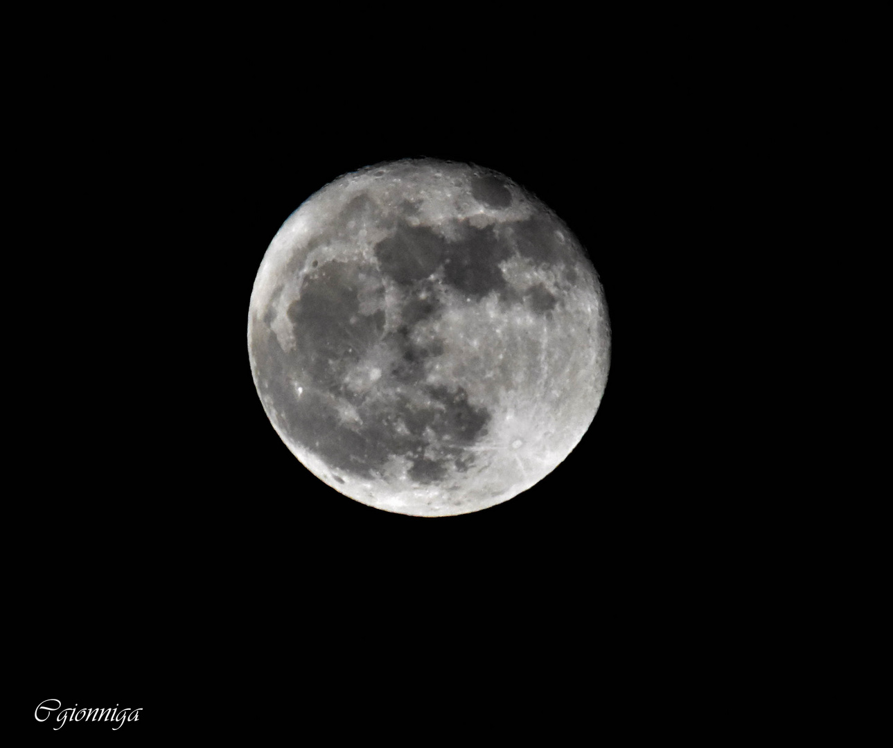 Buona notte con la luna di Parma, Italia.