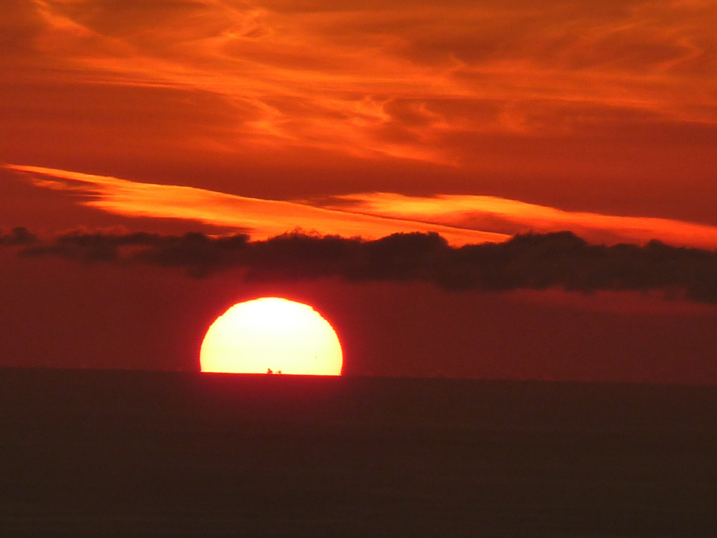 Buque al atardecer