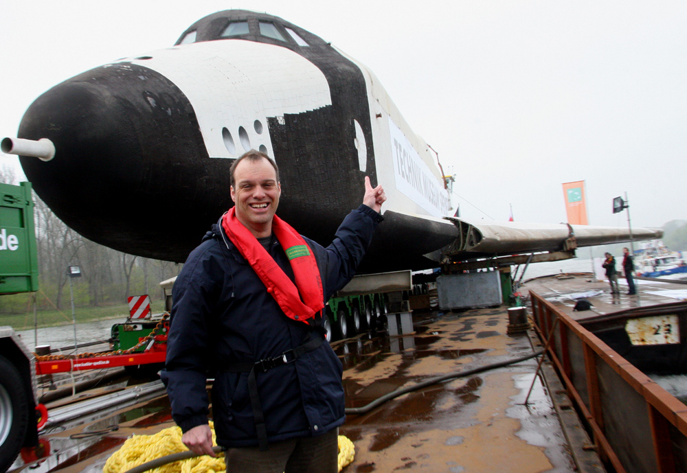 Buran! Buran! Es ist mir gelungen, den russischen Kapitän vor seinem Raumschiff zu fotografieren!