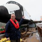 Buran! Buran! Es ist mir gelungen, den russischen Kapitän vor seinem Raumschiff zu fotografieren!